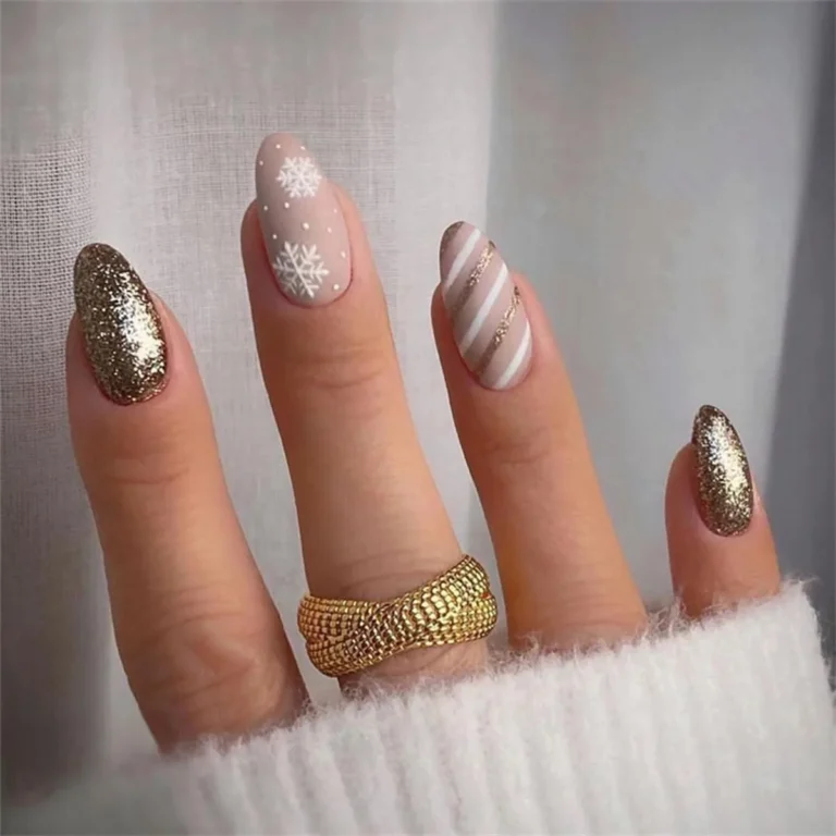 Winter Acrylic Nails: Gradient and Snowflake Ideas